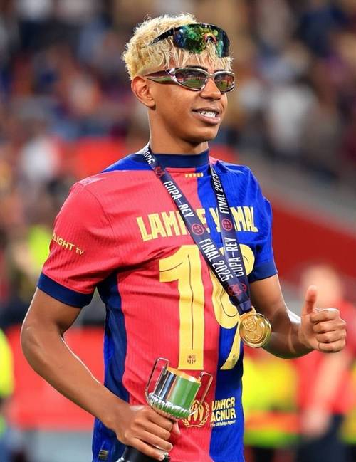 弗法纳：帕尔默来自不同的星球，他与姆巴佩、登贝莱很接近（弗法纳：帕尔默仿佛异星来客，实力已接近姆巴佩和登贝莱）